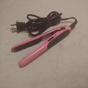 "Plugged" Travel size hair straighter
